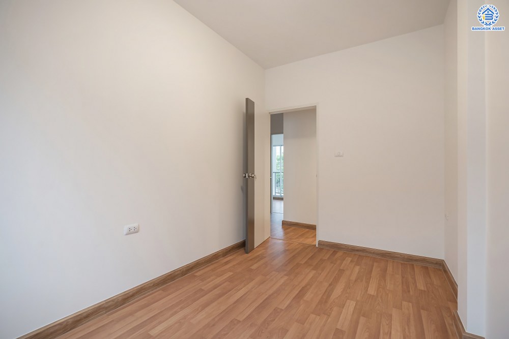 บ้านมือสองตกแต่งใหม่ โครงการ ลุมพินีทาวน์วิลล์ ราชพฤกษ์-นครอินทร์ เนื้อที่ 17.5 ตร.ว. ฟังก์ชัน 3 ห้องนอน 2 ห้องน้ำ 1 ที่จอดรถ บรรยากาศโครงการมีความเป็นส่วนตัว หน้าบ้านไม่ชนใคร พร้อมสิ่งอำนวยความสะดวกโครงการครบครัน บนทำเลดีเชื่อมต่อเข้าเมืองได้ง่าย ทั้งถนนราชพฤกษ์ ถนนนครอินทร์ จุดขึ้นทางด่วน "ศรีรัช"